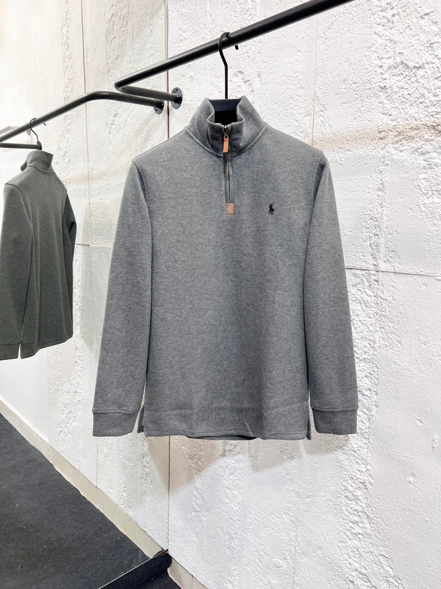 P196 Style number: T68 2235# Actual pictures! ! Ralph Lauren Minnie fabric long-sleeved half-zip sweatshirt. Color: black, oatmeal gray, camel, dark gray, light gray, navy blue, milk white. A total of 7 colors. Size: M-100-120 catties L-120-140 catties XL-140-160 catties 2XL-160-180 catties